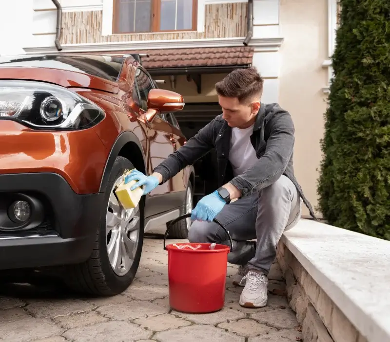 Lavage auto à domicile Pierric : professionnel intervenant sur un véhicule
